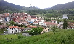 Vista de casas, río y montañas en Arriondas desde La Mermellina.