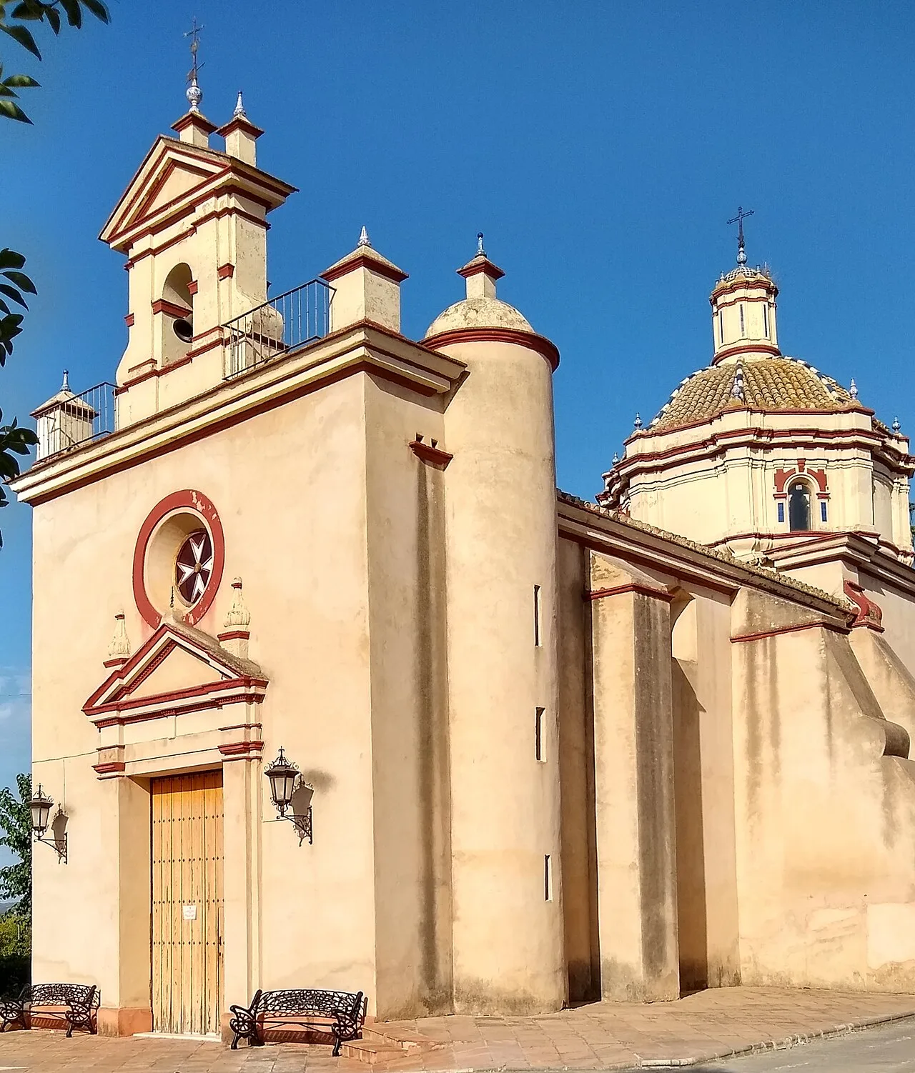 Einsiedelei mit Kuppel und Glockenturm in Tocina, Sevilla.