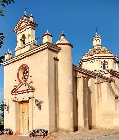 Einsiedelei mit Kuppel und Glockenturm in Tocina, Sevilla.