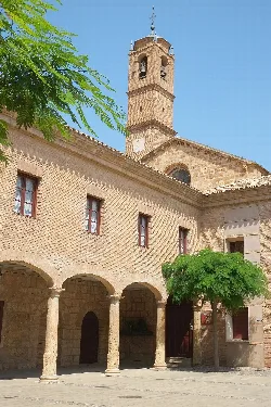 Blick auf das Kloster Santa María la Real in Fitero, Navarra, mit Turm und Säulen im Innenhof.