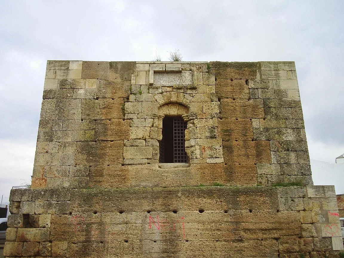 Torre de piedra con ventana de reja en Albaida del Aljarafe.