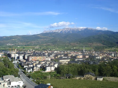 Panoramablick auf La Seu d'Urgell vom Torre de Solsona.