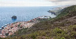 Vista del mar, la costa y las calles de Garachico en Tenerife.