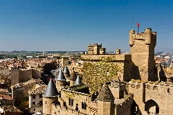 Vista del castillo medieval con torres y murallas en Olite.