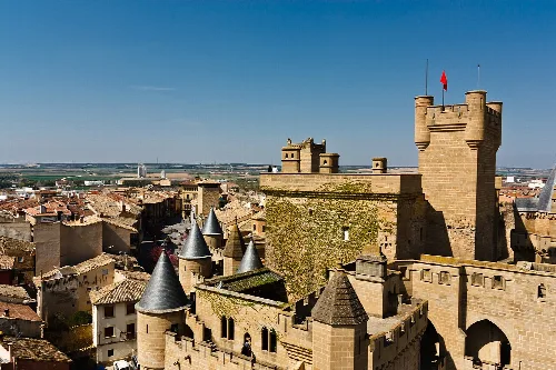 Vista del castillo medieval con torres y murallas en Olite.