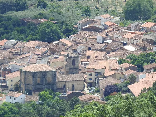 Luftaufnahme des Zentrums von Torre de Don Miguel mit Dächern und einer Kirche.