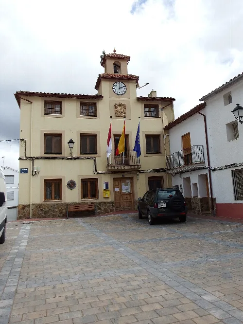 Vista general del ayuntamiento San Martín de Boniches