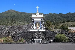Capilla con imagen de la Virgen y lava volcánica en El Paso, La Palma.