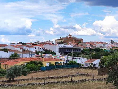 Panoramischer Blick auf Cedillo mit weißen Häusern und einer Kirche auf dem Hügel.