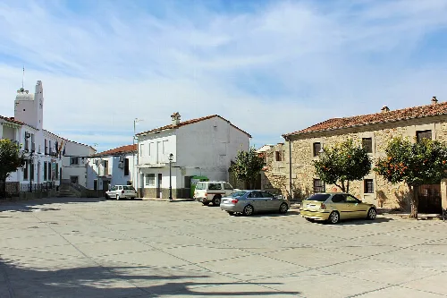 Plaza principal con el ayuntamiento y casa señorial