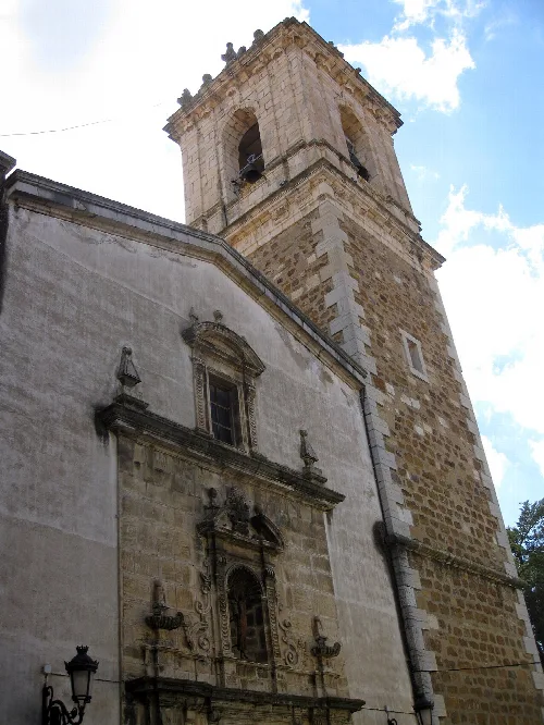 Glockenturm und Kirchenfassade in Benassal.