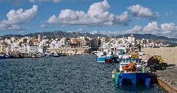 Puerto con barcos y edificios en L'Ametlla de Mar, Tarragona.
