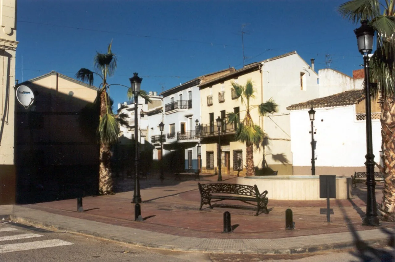 Platz mit Palmen, Bänken und Laternen in Catadau, Valencia.