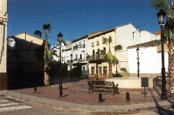 Plaza con palmeras, bancos y farolas en Catadau, Valencia.