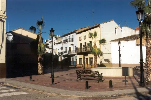 Platz mit Palmen, Bänken und Laternen in Catadau, Valencia.
