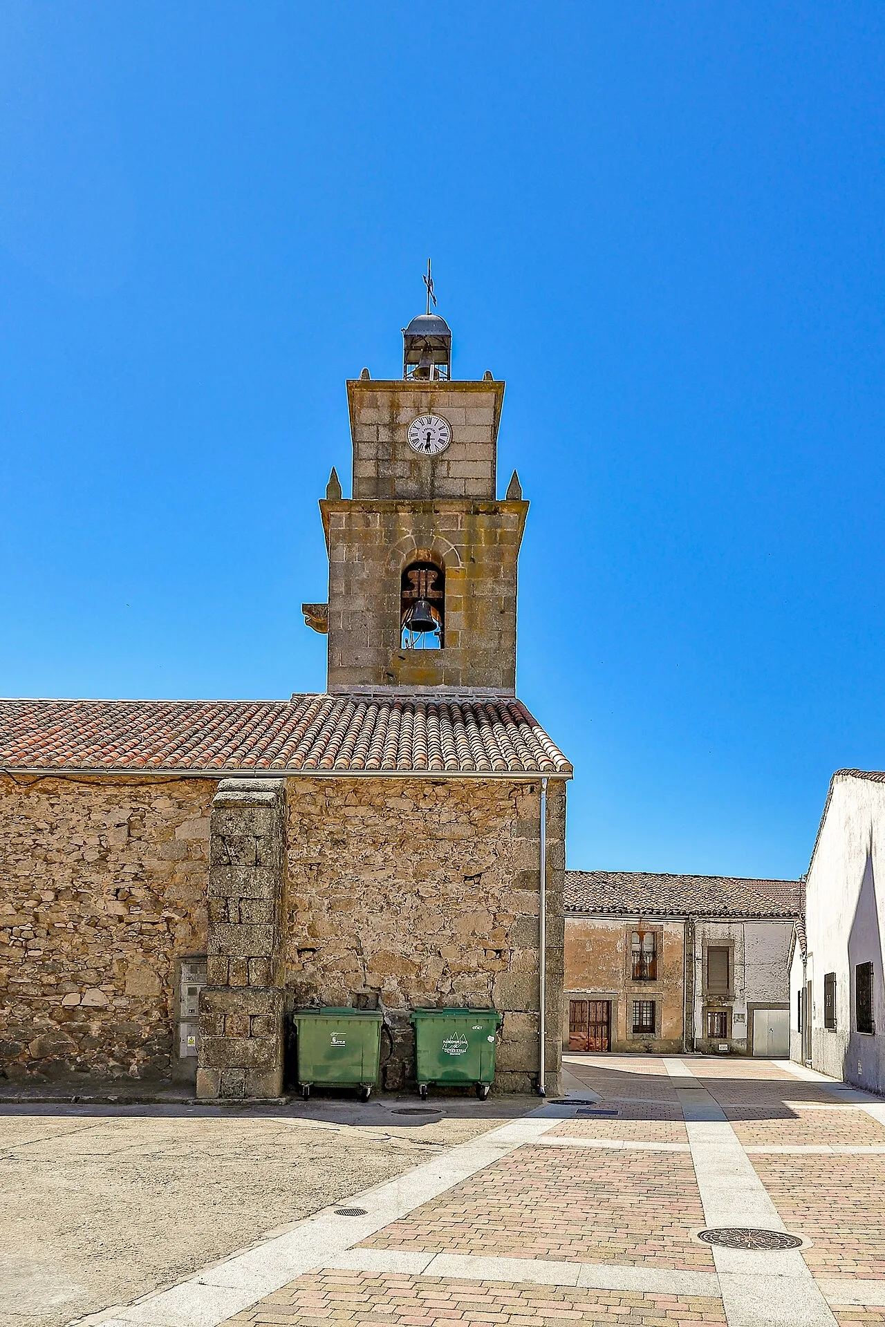 Torre de la iglesia con campanario y reloj en Valdelacasa.