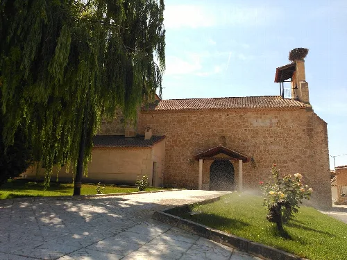 templo de una sola nave que ha sido restaurada recientemente. Fue edificado en sillería y mampostería en el siglo XVII con espadaña de ladrillo enfoscado