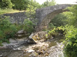 Puente de piedra románico sobre el río Urrobi en Burguete, Navarra.