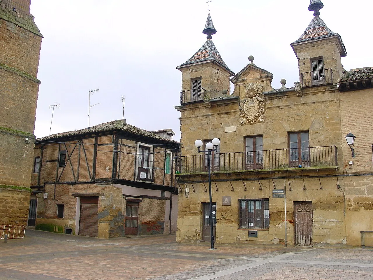 Edificio de correos con torrecillas en la plaza Mayor de Valderas.