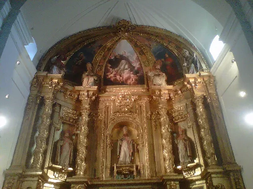 Barocker Altar mit Skulpturen und Gemälden in der Kirche San Julián