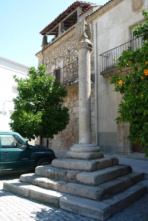 Steinsäule und Treppe auf dem Platz von Zarza la Mayor mit Säule.
