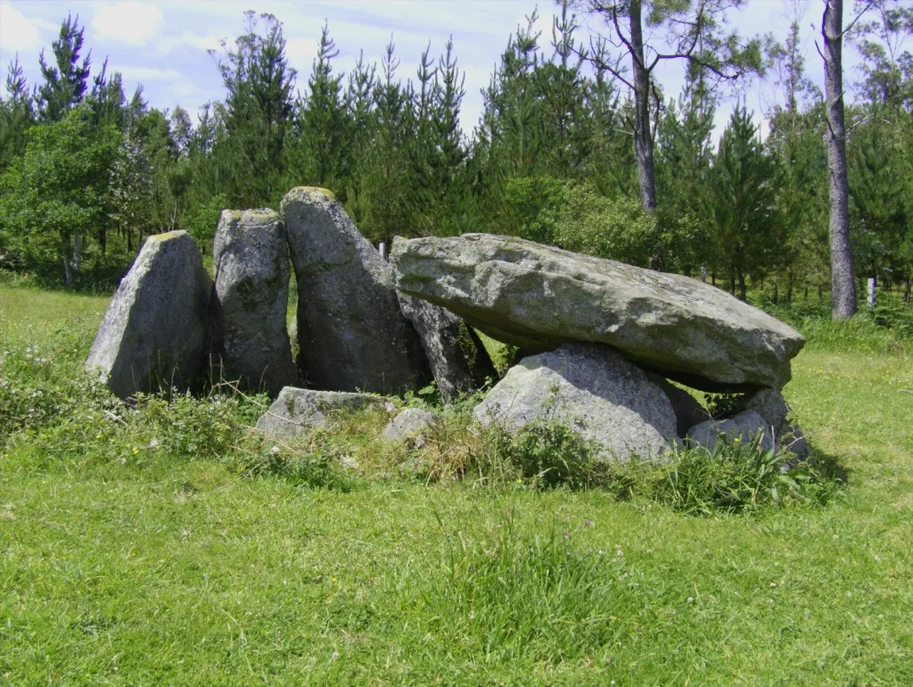 Mina da Perxubeira dolmen with large stones in a green field.