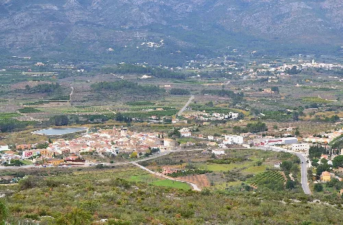 Landschaft von Alcalalí mit Bergen und Feldern.