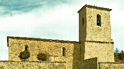 Kirche San Sebastián in Caleruega, Burgos, mit Steinturm und Fassade.
