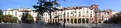 Plaza en Logroño con edificios y árboles.