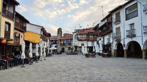 Platz mit Terrassen und traditionellen Gebäuden in Villanueva de la Vera.