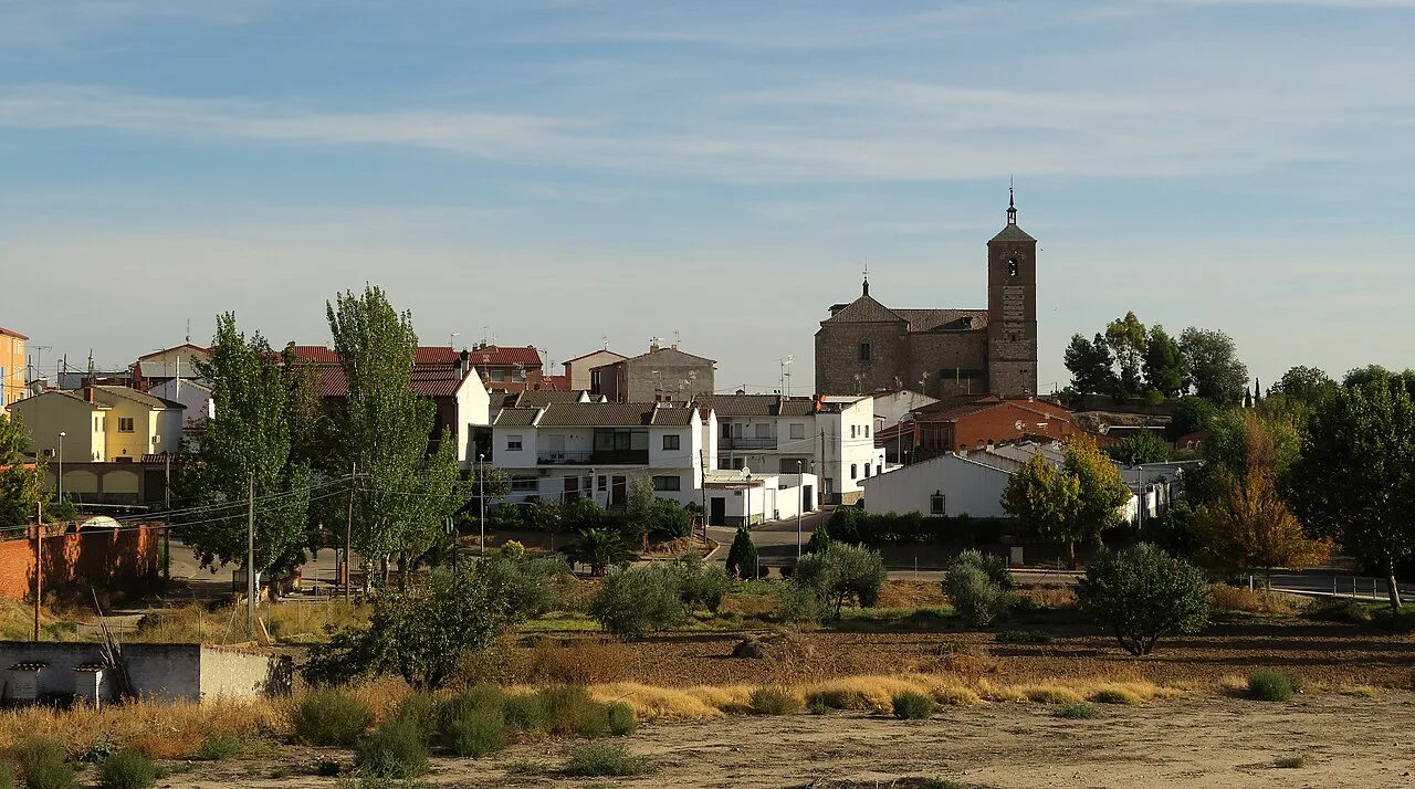 Blick auf Häuser und eine Kirche in Huecas von der El Olivar Wohnsiedlung.