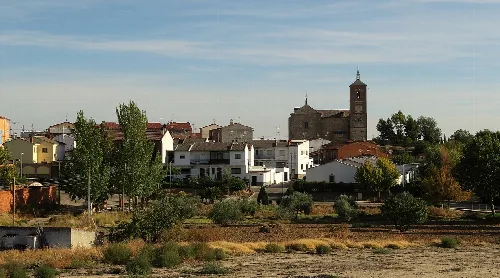 Vista de casas y una iglesia en Huecas desde la Urbanización El Olivar.