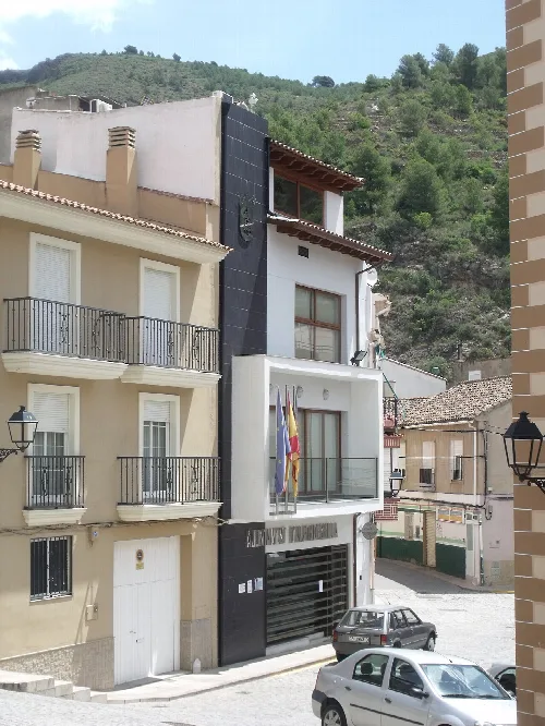 Edificio del ayuntamiento con banderas en la fachada en Alfondeguilla.