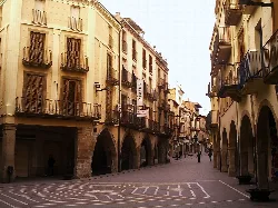 Gotische Arkaden aus dem 15. Jahrhundert in der Carrer del Carme, Tàrrega, Lleida.
