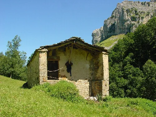 San Roque de Riomiera en Cantabria, España. Se encuentra en la comarca del Pas-Miera, en la cabecera del río Miera y se le considera una villa pasiega. Cabaña en estado ruinoso.