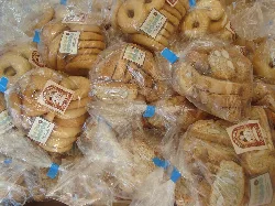 Verschiedene Pasteten in Plastiktüten in Alcalà de Xivert.