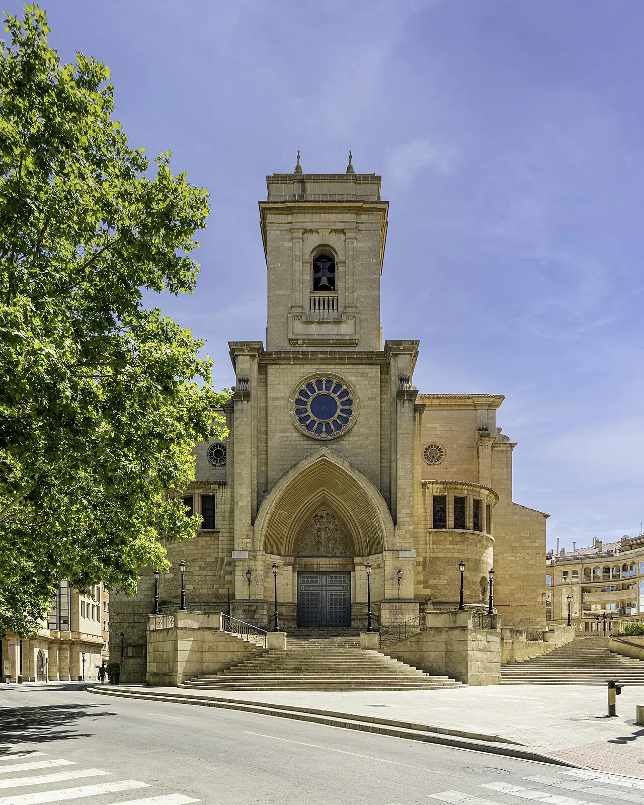Fachada oeste de la catedral de Albacete con reloj y puerta principal.