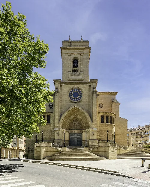 Fachada oeste de la catedral de Albacete con reloj y puerta principal.