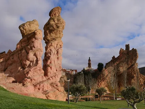 Formaciones rocosas en Autol, con iglesia y ruinas del castillo.