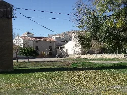 Casas tradicionales y árboles en la aldea de San Benito, Ayora.