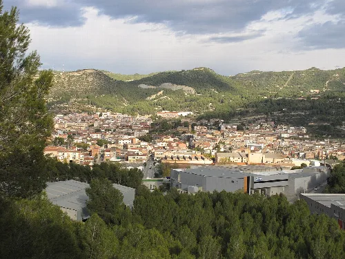 Panoramablick auf Sant Vicenç de Castellet mit Bergen und Gebäuden.