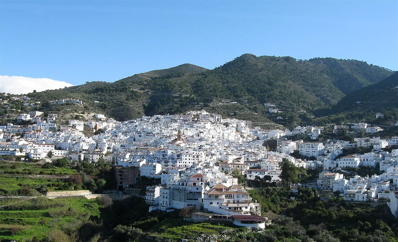 Weiße Häuser an den Hängen der Berge von Málaga in Cómpeta.