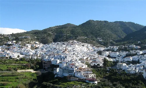 Weiße Häuser an den Hängen der Berge von Málaga in Cómpeta.