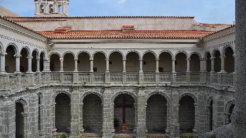 Klosterhof mit Steinbögen und Säulen in Calera de León.