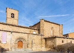 Steinige Kirche mit Glockenturm in Ágreda, Soria, Spanien.