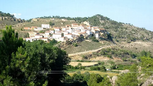 Panoramablick auf Algarra in Cuenca mit weißen Häusern auf einem Hügel.