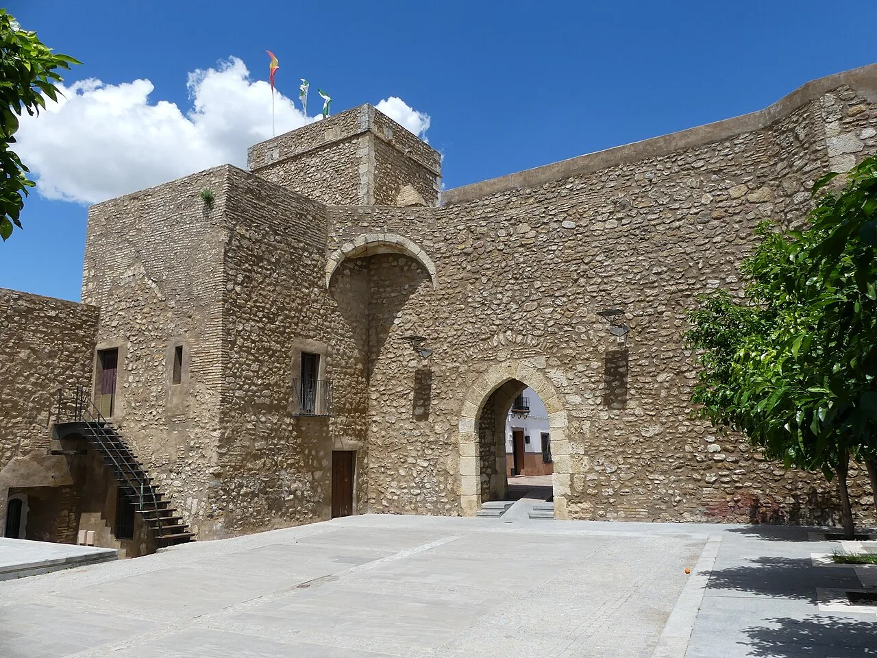 Murallas de piedra y puerta de arco en el castillo de El Coronil.