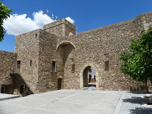 Steinmauern und ein Torbogen am Schloss von El Coronil.