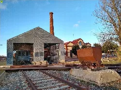 Vagón de tren oxidado y estructura de museo en Venta de Baños.