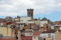 Häuser und Kirchturm in Batea, Tarragona.